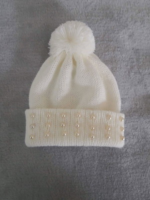 Touca bebê pompom e pérolas off white