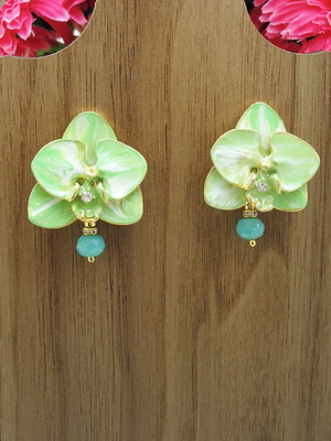 Brinco orquídea esmaltado verde mesclado dourado