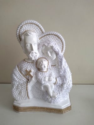 Sagrada família de gesso decorada com pérolas e renda- 30 cm