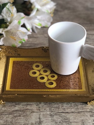 Bandeja de resina epóxi dourada com pés