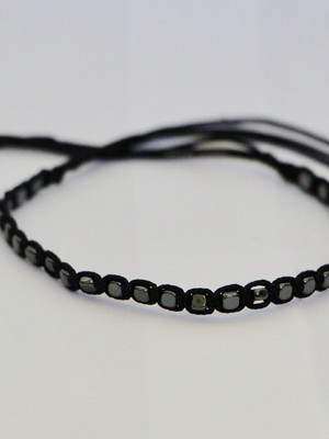 Pulseira micro macramê preto com hematita