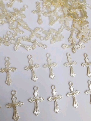 Crucifixo perolado pingente 100 peças.