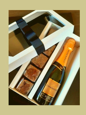 Caixa para mini champanhe de 20cm ou mini vinho e 5 doces.
