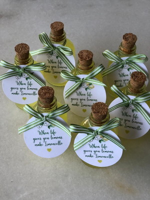 Mini garrafinhas para limoncello com fita e tag