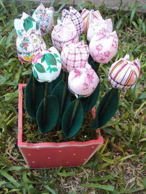 Cachepô com tulipas rosa