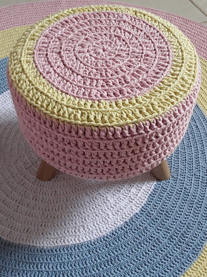 Puff/banqueta com capa em crochê