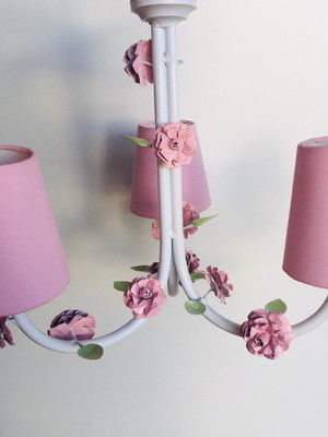 Lustre branco flor rosa