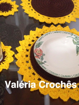 02 sousplat girassol e 02 porta copos em croche