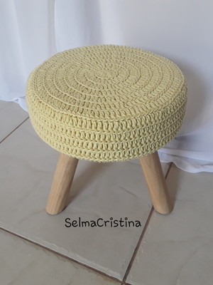 Mini puff com capa em croche