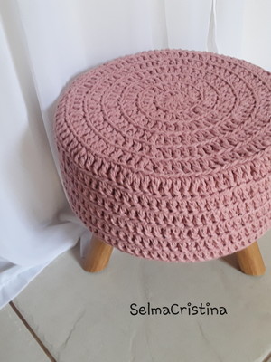 Puff/banqueta com capa em crochê