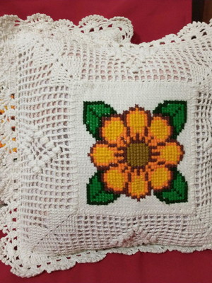Capa de almofadas de crochê e ponto cruz(40x40cm)