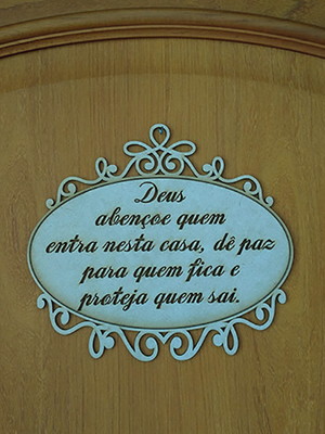 Placa mdf cru - deus abençoe quem entra nesta casa...27x24cm