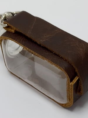 Chaveiro, porta álcool em gel, em couro - com frasco