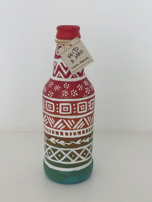 Garrafa p pintada com desenhos étnicos em branco