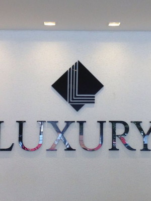 Logo letras em acm preto