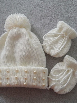 Touca pompom e pérolas abs e luvas off white