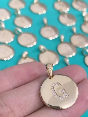 Pingente medalha letra inicial cravejada banhado a ouro