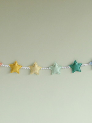 Varal cama montessoriana mini estrelas arco íris feltro