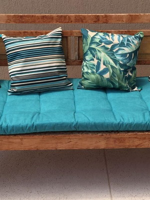 Assento futon com capa para almofada.