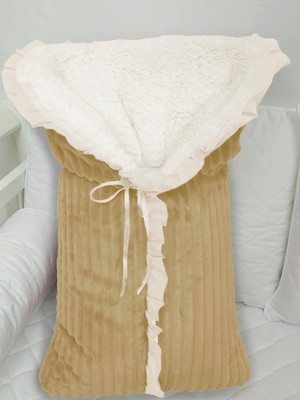 Porta bebê plush forrado pelo carneiro quentinho caqui