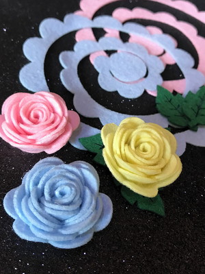 028 kit flor 7cm espiral 12un e folhas 3cm 50un