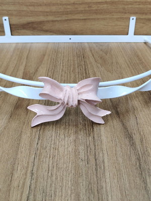 Dossel de parede torcido com laço rosa