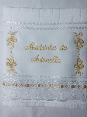 Toalha para batizado com bordado inglês