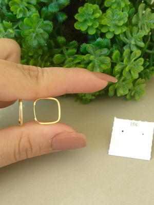 Brinco em ouro 18k argola quadrada