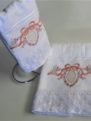 Toalha rosto e lavabo bordada moldura floral
