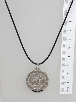 Cordão de courinho com pingente de ideograma amor
