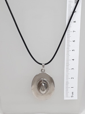 Cordão de courinho com pingente de chapéu
