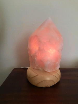 Luminária ponta quartzo rosa bruto com suporte madeira