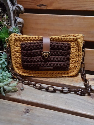 Bolsa de ombro com bolsinho em fio de malha