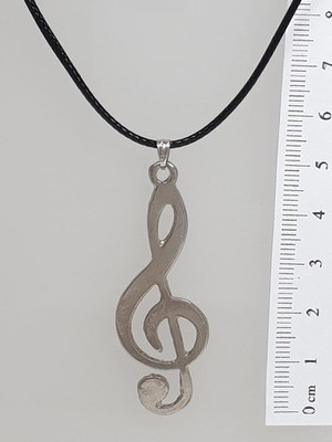 Cordão de courinho com pingente de clave de sol