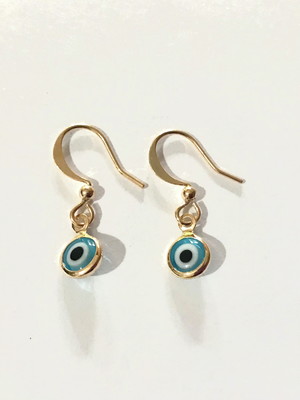 Brinco com olho grego azul claro folheado ouro