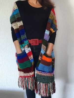 Cachecol em crochê colorido com bolsos