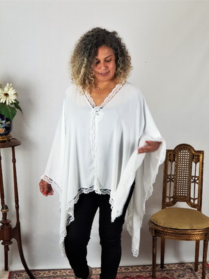 Pelerine branca com renda plus size