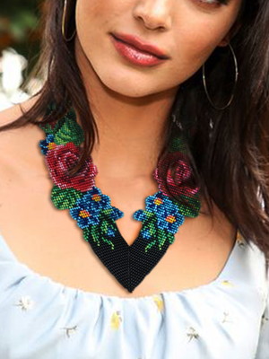 Gargantilha de rosas em v