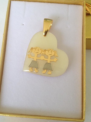 Pingente coração duas meninas 3cm folheado a ouro