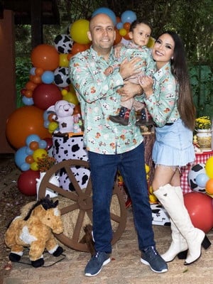 Roupa fazendinha completa para bebe com camisa pai e mae