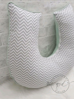 Almofada amamentação chevron cinza/verde