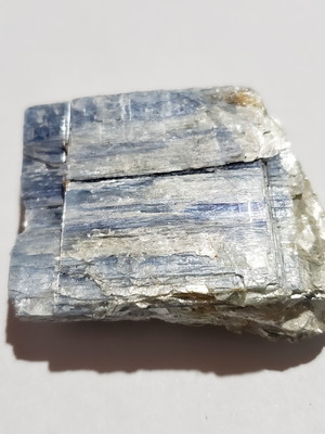 Cianita azul bruta natural 41g. - universo 22