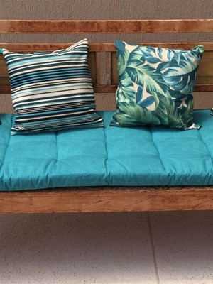 Assento futon com almofadas impermeável.