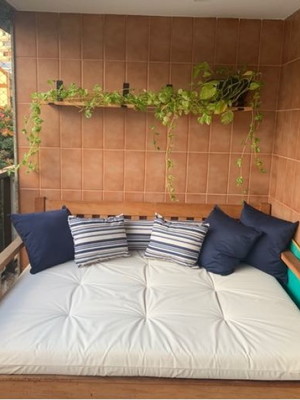 Assento para futon com capas para almofadas decorativas.