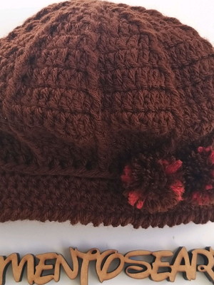 Boina de croche feminina marrom