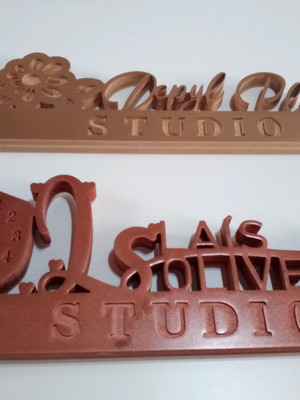Placa decorativa com logomarca relógio