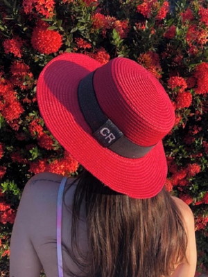Chapéu paris vermelho com faixa preta e iniciais bordadas