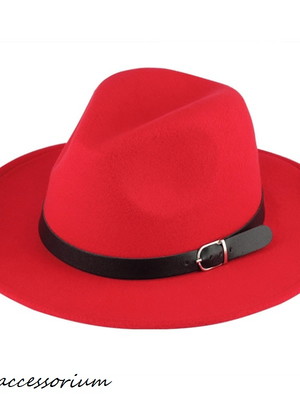 Chapéu fedora vermelho camurçado com faixa com fivela