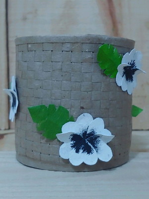 Cachepô de lata cestaria miuda e amor perfeito branco