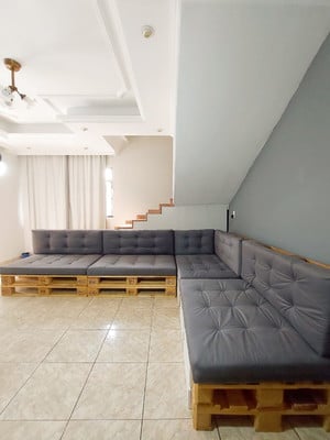 Assento futon com encosto e almofadas.